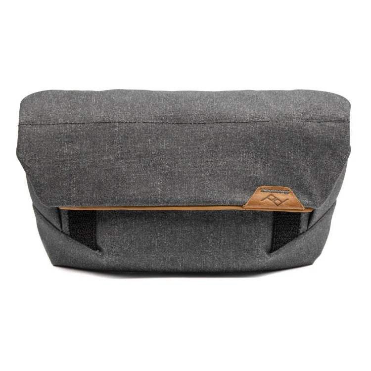 Peak-Design-Field-Pouch-v2-Charcoal_5f19f7fe-a6d9-4cb0-8c08-5d0f12ee5336.jpg